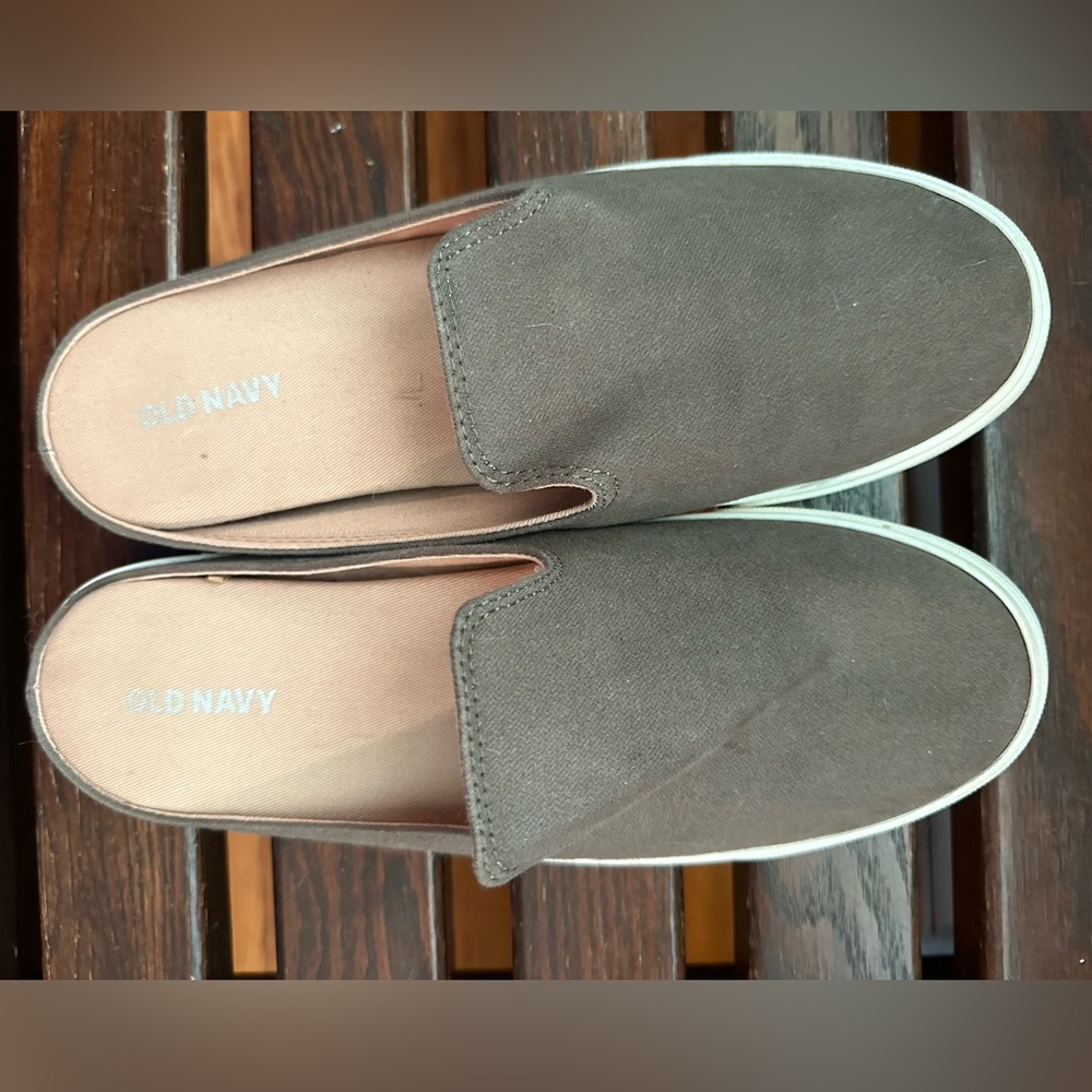 Old navy slides (greenish gray)